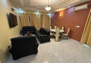 Luxury Apartment | Living area | 50-inch flat-screen TV with cable channels, TV - Primeshare Luxury Apartments -3 bedrooms (Yaoundé)