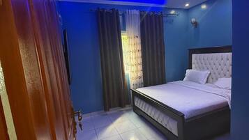 3 bedrooms, Tempur-Pedic beds, laptop workspace, iron/ironing board