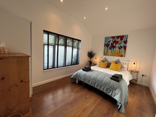 Countryside bungalow with off-road parking