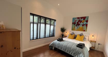 Countryside bungalow with off-road parking