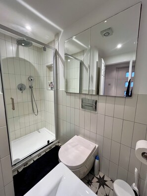 Douche, sèche-cheveux, serviettes fournies, savon