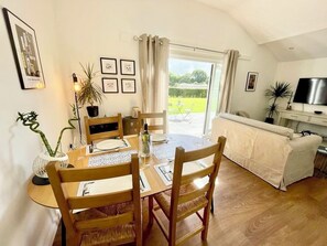 Dining - Countryside bungalow with off-road parking (Godstone)