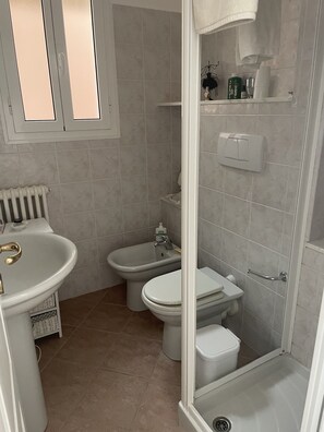 Shower, hair dryer, bidet, soap - Little house in the hills overlooking the sea. Ideal for young couple (Latte)
