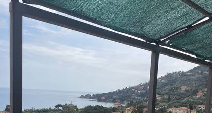 Little house in the hills overlooking the sea. Ideal for young couple