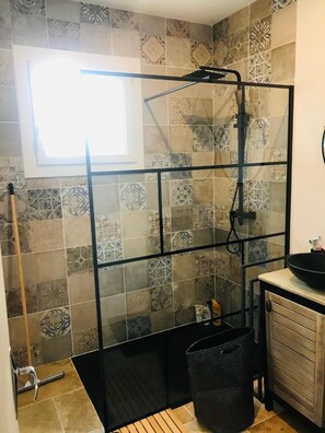 Een douche, een haardroger, handdoeken