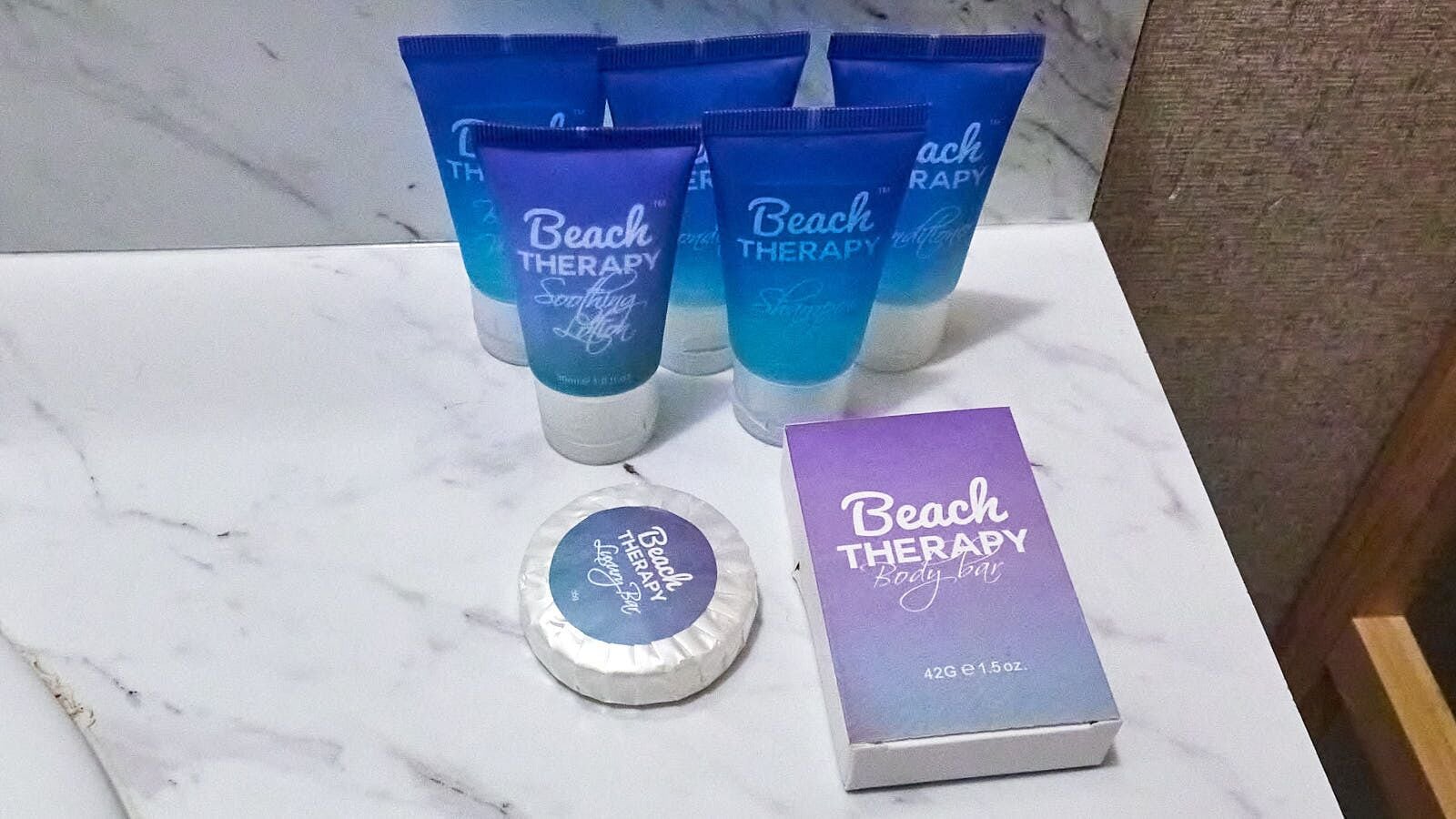 Douche, serviettes fournies, savon, shampoing