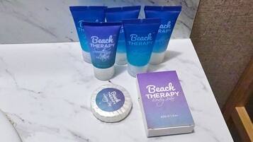 Douche, serviettes fournies, savon, shampoing