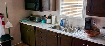 Private, detached 1 bedroom apt. 6 miles from Folly Beach & downtown Charleston