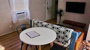 Dining - Private, detached 1 bedroom apt. 6 miles from Folly Beach & downtown Charleston (Charleston)