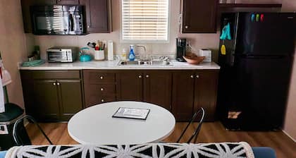 Private, detached 1 bedroom apt. 6 miles from Folly Beach & downtown Charleston