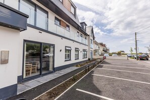 Exterior - Modern 2bed Flat, Parking, Close to Beach & Shops (Bournemouth)