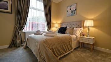 1 sovrum, skrivbord, strykjärn/strykbräda och resesäng