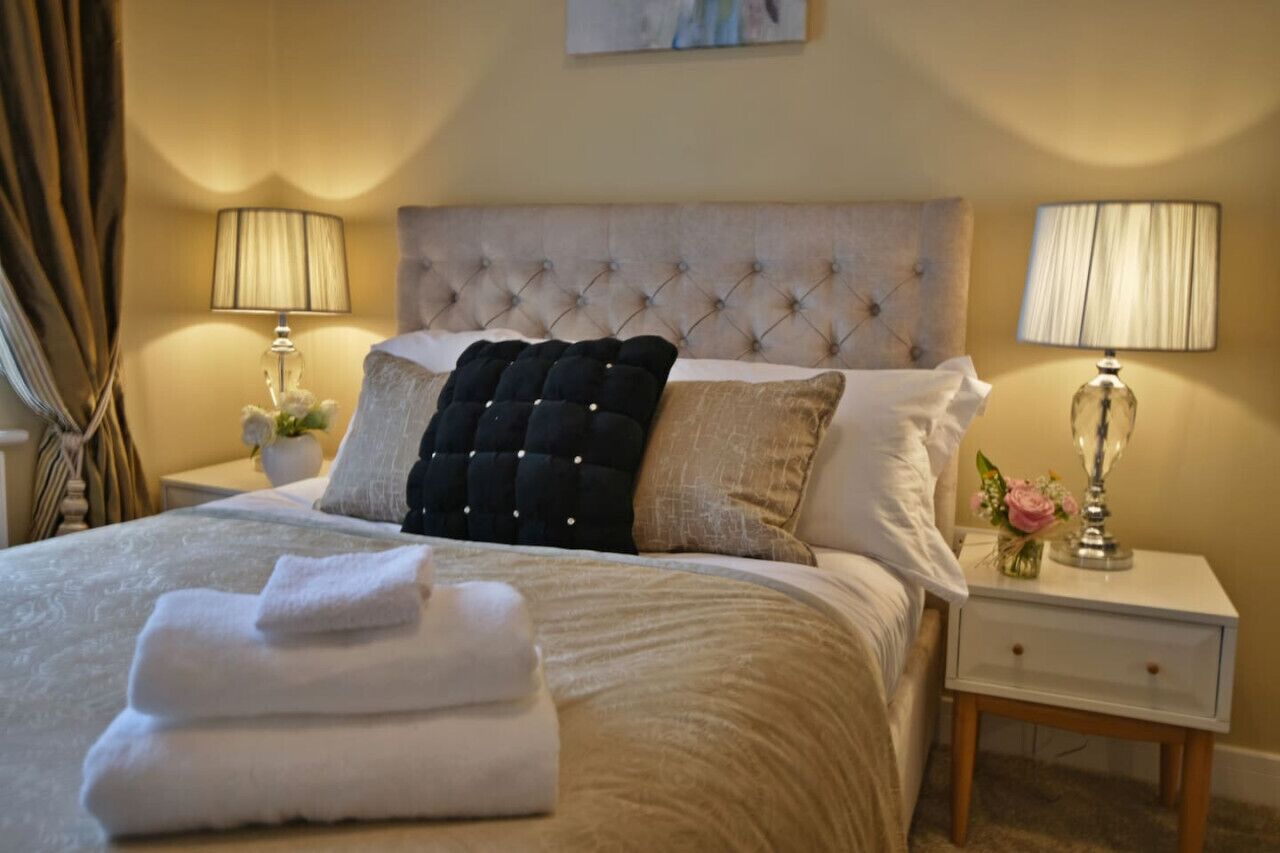 1 chambre, bureau, fer et planche à repasser, lit parapluie