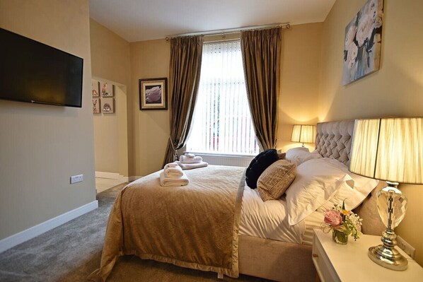 1 makuuhuone, työpöytä, silitysrauta/-lauta, vauvan matkasänky