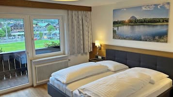 Eenvoudige tweepersoonskamer | Donsdekens, een kluis op de kamer, reisbedje, gratis extra bedden