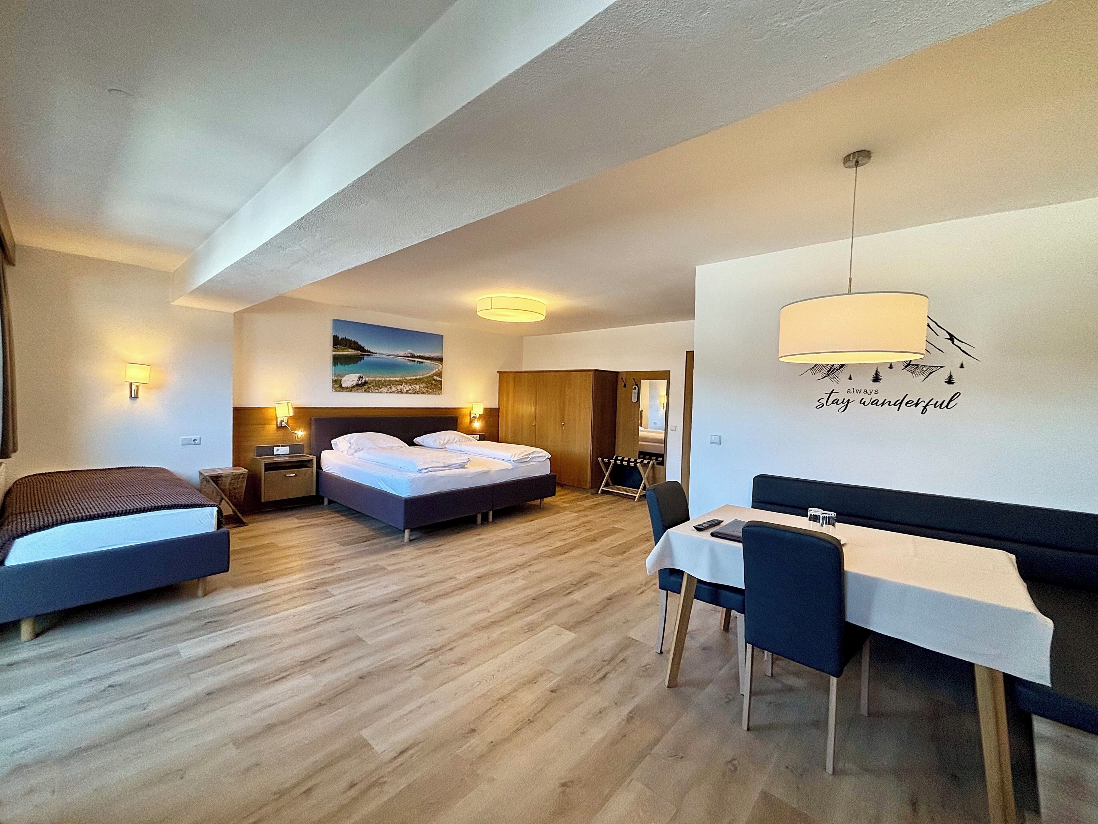 基本三人房 | 羽絨被、房內夾萬、可攜式嬰兒床、免費摺床/加床