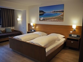 Cubrecamas, caja de seguridad en la habitaciĂłn y cuna de viaje