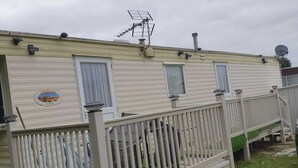 Ein Wohnmobil mit einer Terrasse und einer Satellitenschüssel.