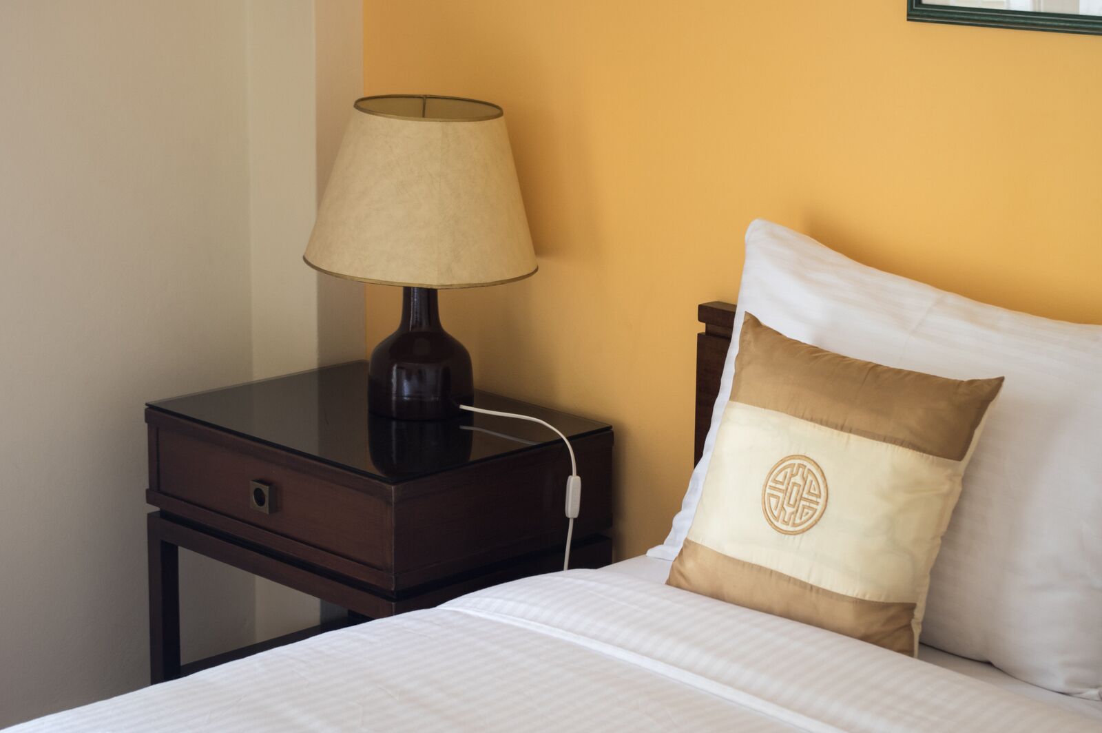 2 chambres, coffre-fort, bureau, fer et planche à repasser