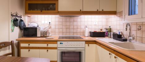 Frigorífico, microondas, horno y placa de cocina