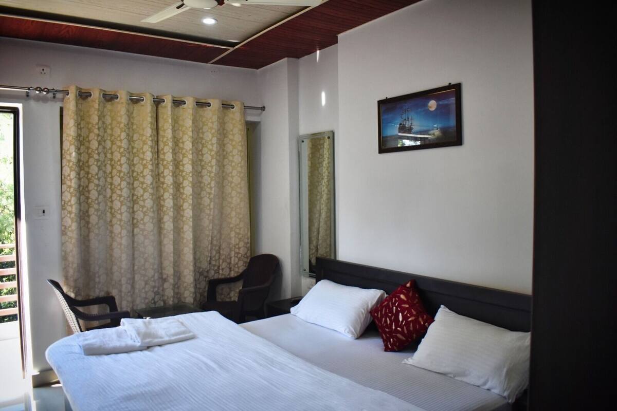 Rollaway beds, free WiFi, bed sheets
