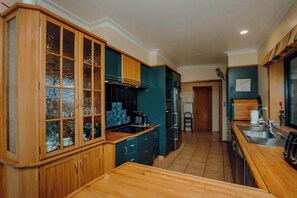 Réfrigérateur, micro-ondes, four, lave-vaisselle