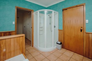 Baignoire, séchoir à cheveux, savon, papier de toilette