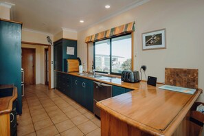 Jääkaappi, mikroaaltouuni, uuni, astianpesukone