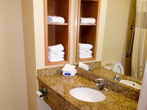 Combined shower/bathtub, towels