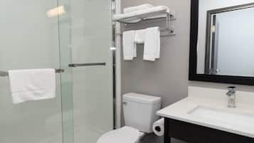 Combined shower/tub, towels