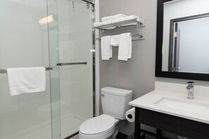 Combined shower/bathtub, towels