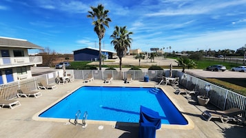 Piscine extérieure, parasols, chaises longues