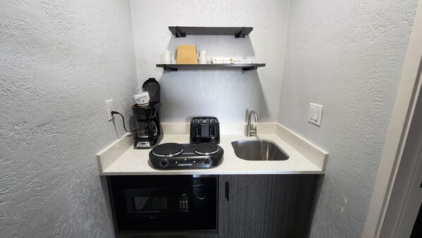 Full-size fridge, microwave, stovetop, coffee/tea maker - Studio 6 Galveston, TX (Galveston)