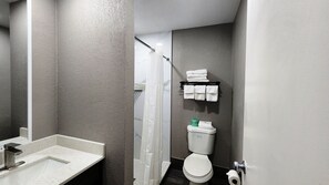 Combined shower/bathtub, towels