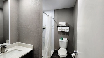 Combined shower/tub, towels