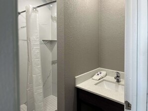 Combined shower/bathtub, towels - Studio 6 Galveston, TX (Galveston)