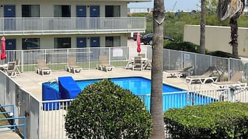 Piscine extérieure, parasols de plage, chaises longues