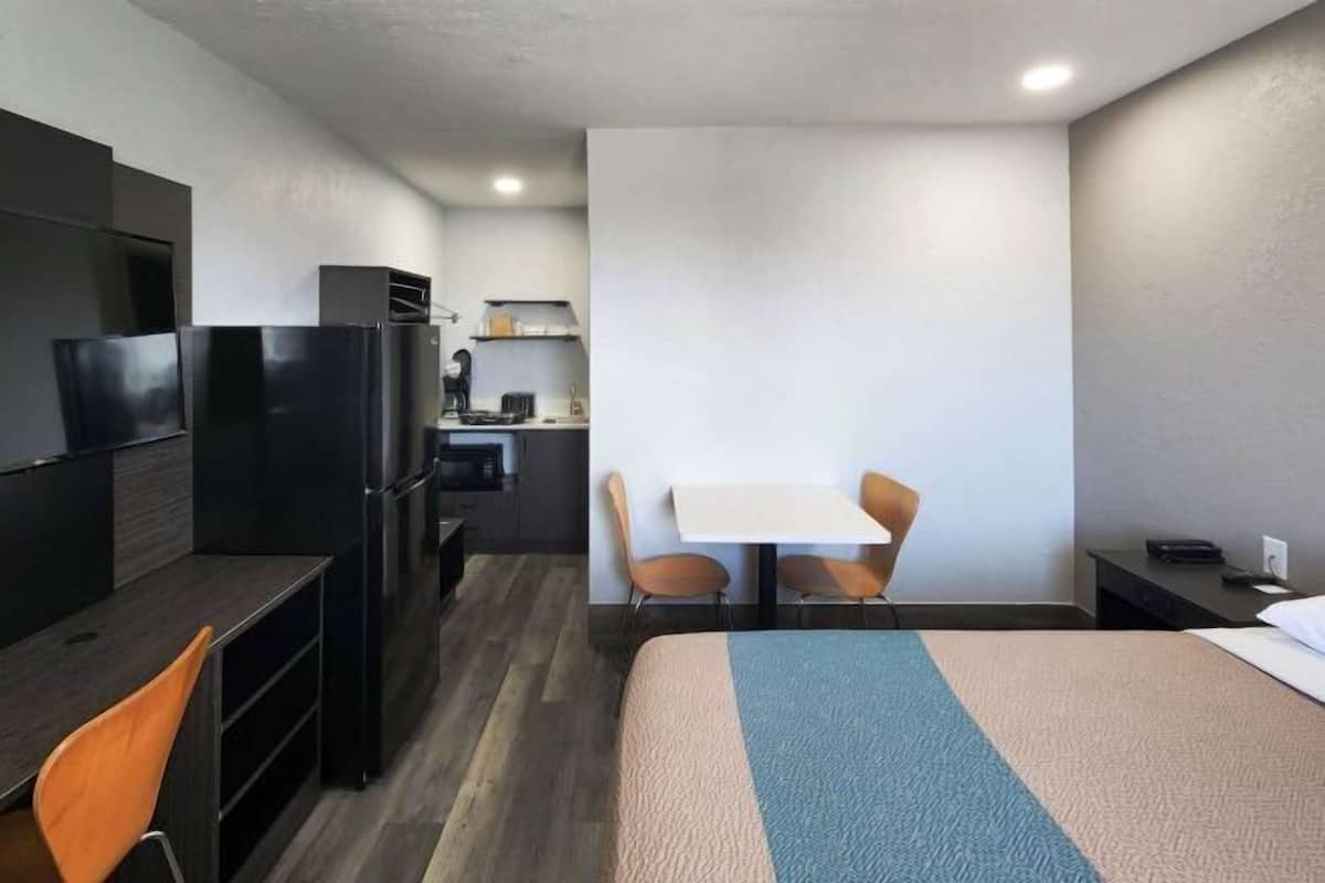 Een bureau, een laptopwerkplek, verduisterende gordijnen