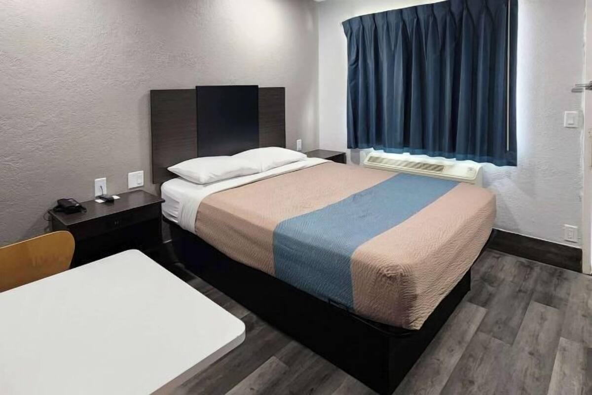 Escritorio, espacio para trabajar con laptop y cortinas blackout 