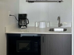 Full-sized fridge, microwave, stovetop, coffee/tea maker - Studio 6 Galveston, TX (Galveston)