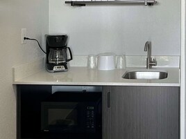 Refrigerador con freezer, microondas, horno, placa de cocina
