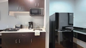 Full-size fridge, microwave, oven, stovetop - Studio 6 Webster, TX Houston - NASA Lake (Webster)