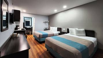 Escritorio, espacio para trabajar con laptop y cortinas blackout