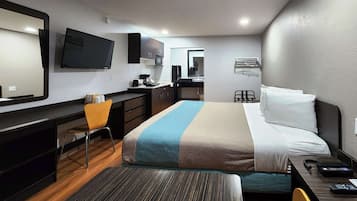 Escritorio, espacio para trabajar con laptop y cortinas blackout