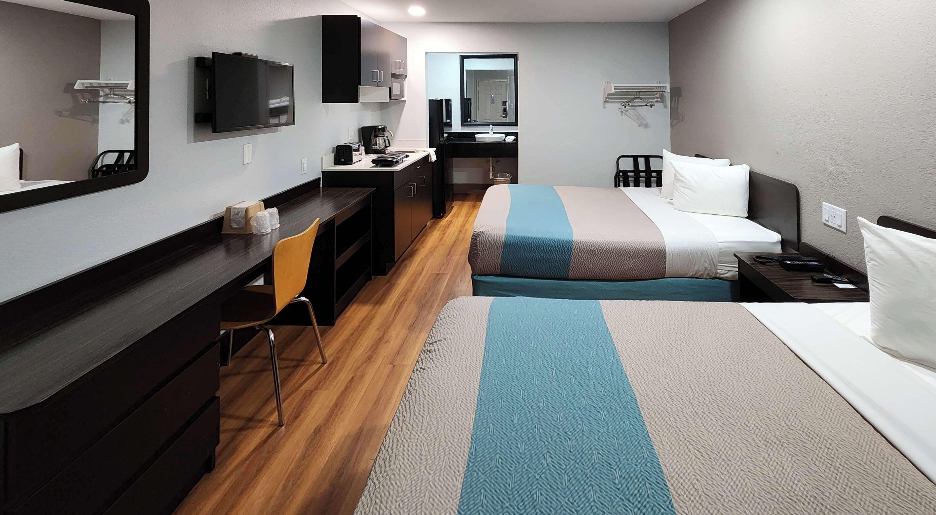 Escritorio, espacio para trabajar con laptop y cortinas blackout 