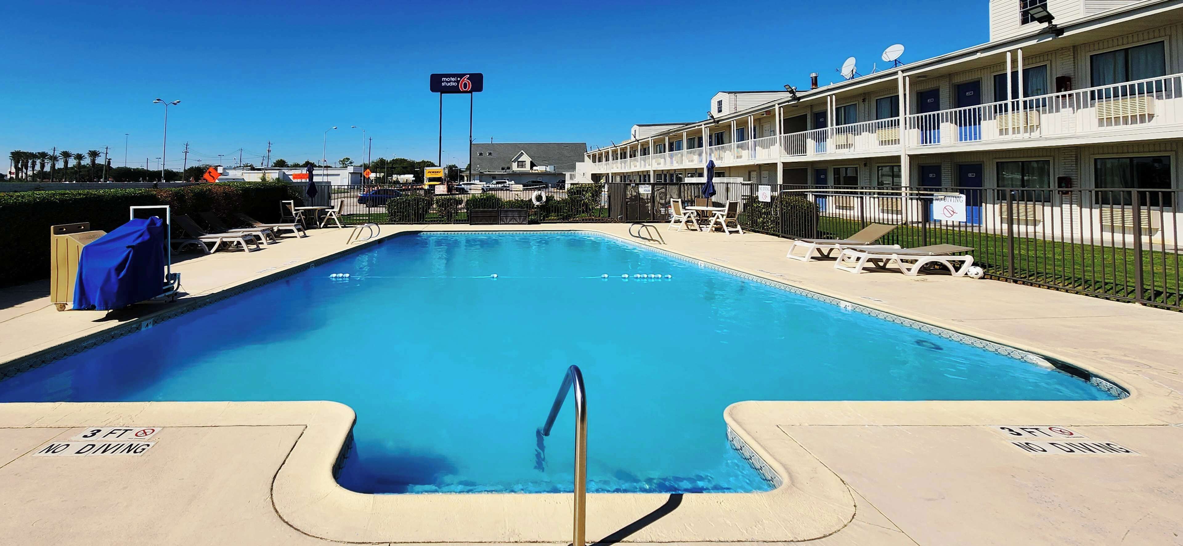 حمّام سباحة خارجي، مظلات على حمّام السباحة، مقاعد للتشمس