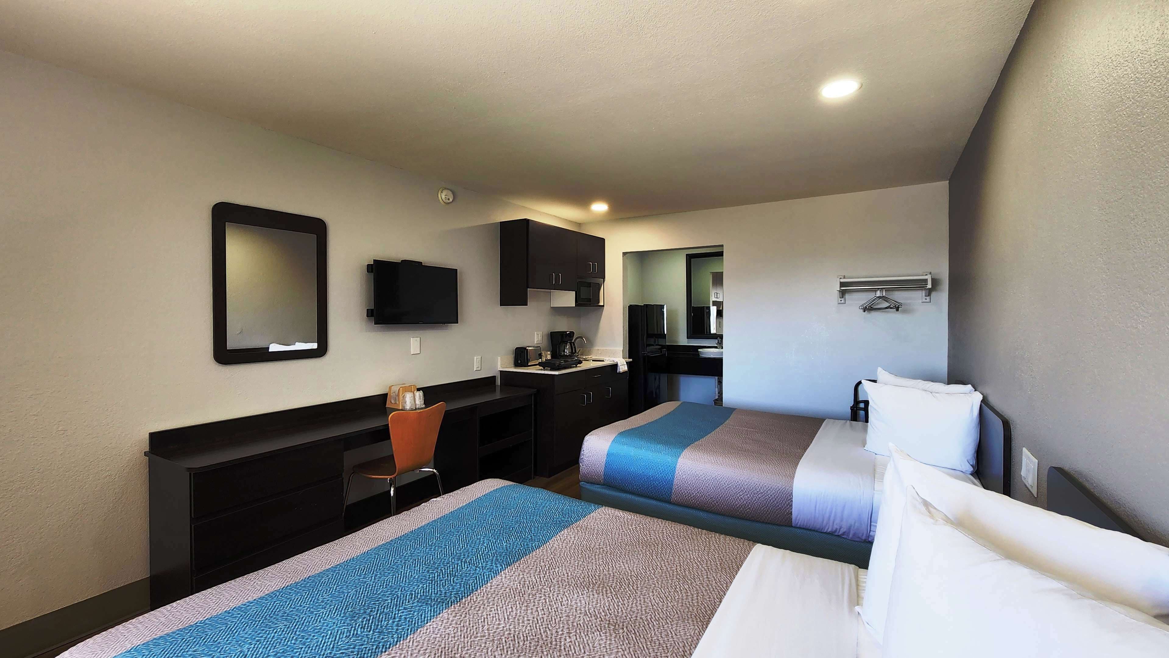 Escritorio, espacio para trabajar con laptop y cortinas blackout 