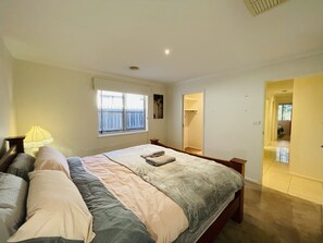 4 bedrooms, desk, iron/ironing board, free WiFi