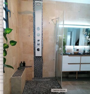 Douche, sèche-cheveux, serviettes fournies, papier toilette