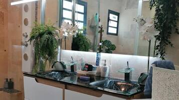 Douche, sèche-cheveux, serviettes fournies, papier toilette